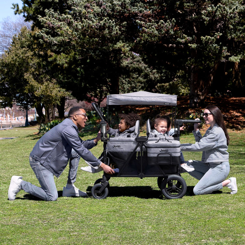 2026 Jeep Wrangler Deluxe 4-Sitzer Kinderwagen-Bollerwagen von Delta Children