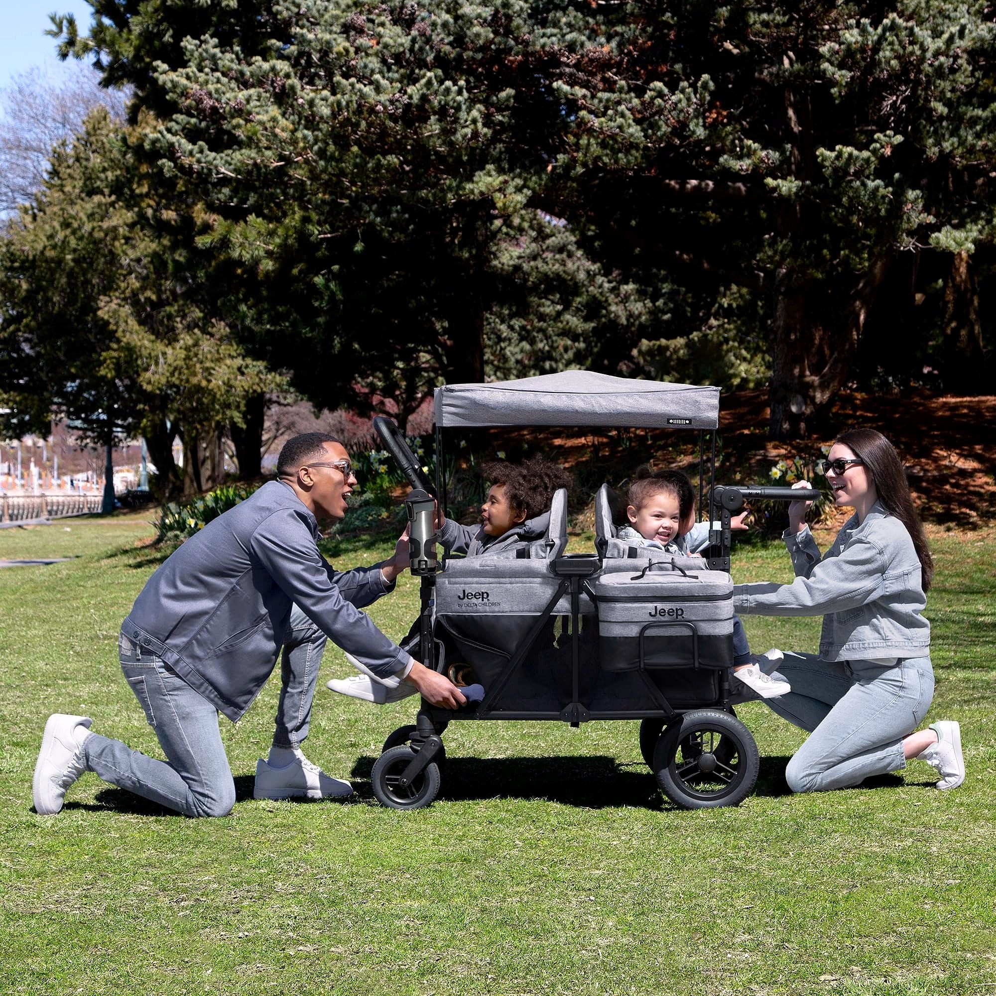 2026 Jeep Wrangler Deluxe 4-Sitzer Kinderwagen-Bollerwagen von Delta Children